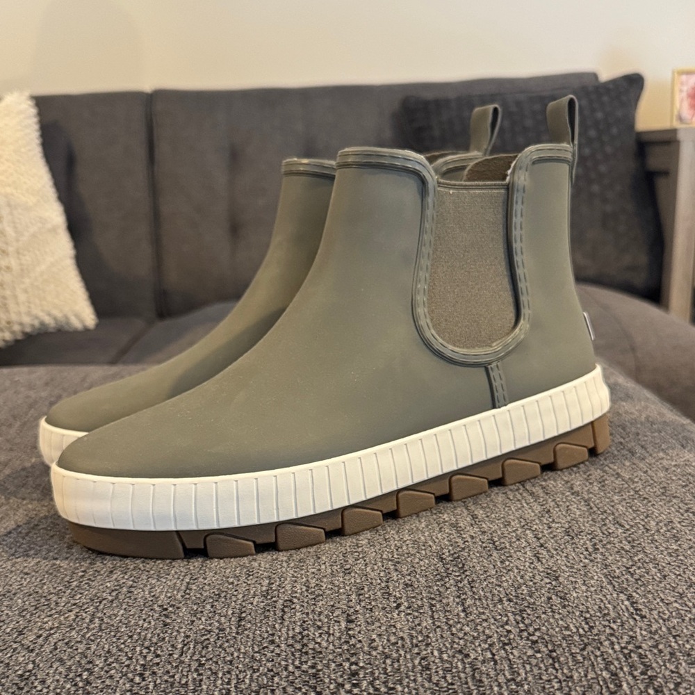 Women’s Green Sperry Topsider Chelsea boots